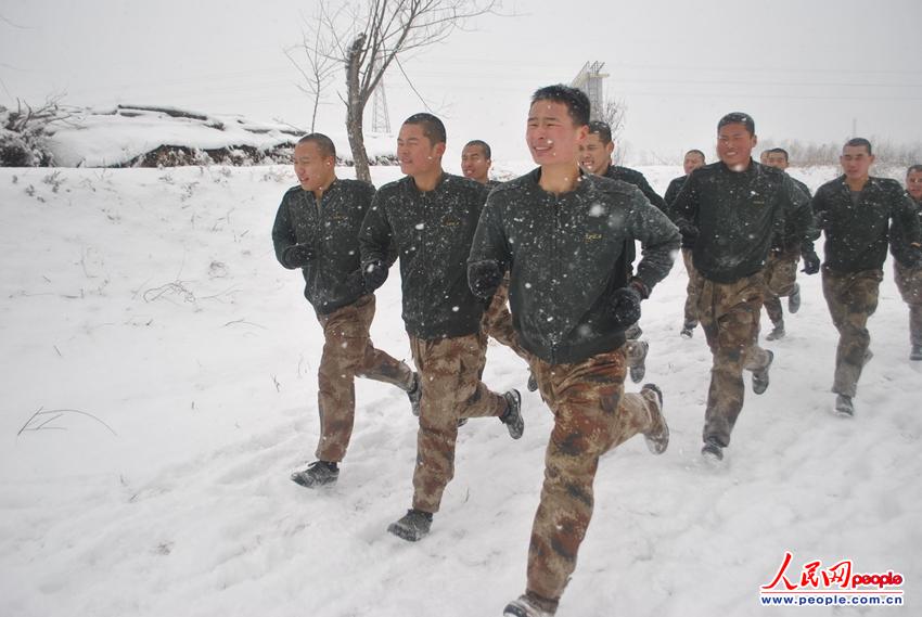 高清:解放军驻辽东特种兵风雪天赤膊训练(组图)