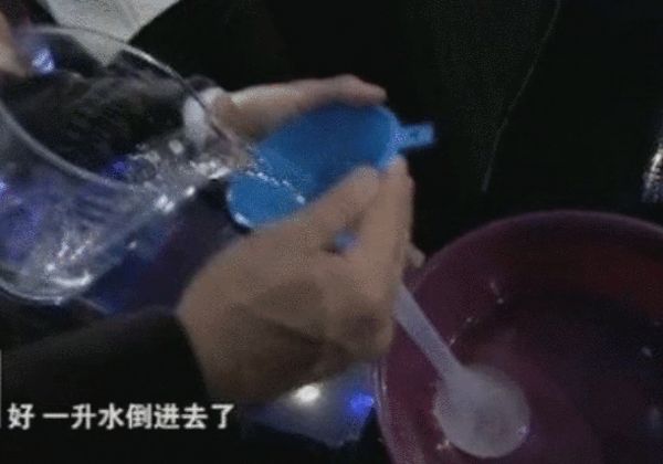 央视播“安全套装水”试验