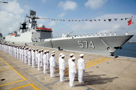 12月13日，三亚舰交舰暨入列命名仪式在三亚某军港举行，表明这艘海军新型导弹护卫舰正式交付使用并加入人民海军战斗序列。 新华社发（于林 摄）