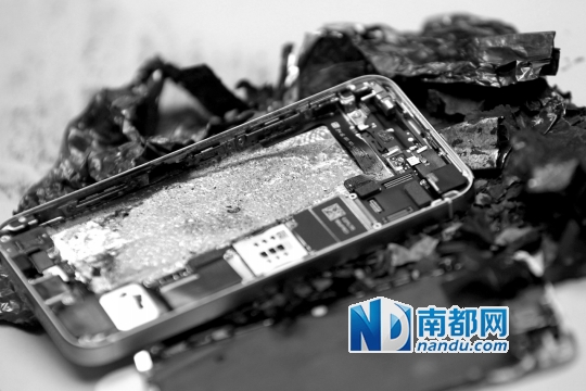 于先生的新iPhone5S手机直接“爆”废。 南都记者刘有志摄