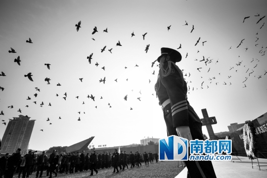 在侵华日军南京大屠杀遇难同胞纪念馆，社会各界昨日在此举行和平集会，悼念76年前的遇难者。C FP图片