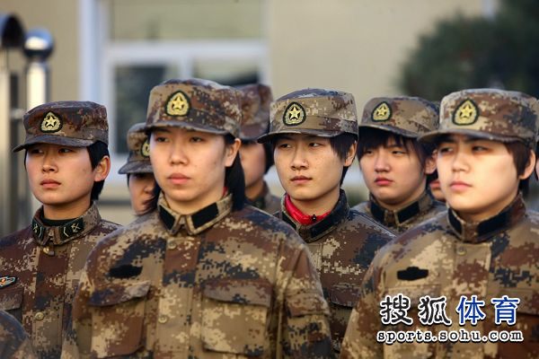 图文:中国乒乓球队军训 女队员列队