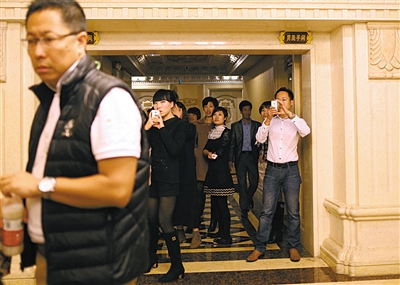 李阳来到2000人的大会现场。当他走出电梯间时，门口等候多时的人们纷纷举起手机拍照。
