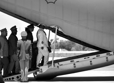 14日，南非比勒陀利亚空军基地，军人护送曼德拉灵柩登机运往家乡古努村。新华社发