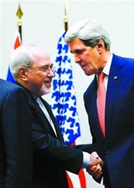 11月24日，美国务卿克里（右）与伊外长扎里夫在伊核问题对话会后的新闻发布会上握手。