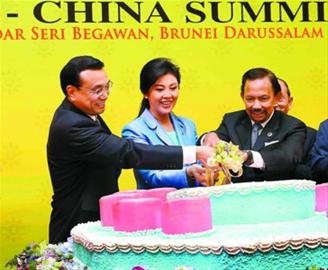 10月9日，国务院总理李克强与文莱苏丹哈桑纳尔、泰国总理英拉出席“纪念中国—东盟建立战略伙伴关系10周年”切蛋糕仪式。 新华社发