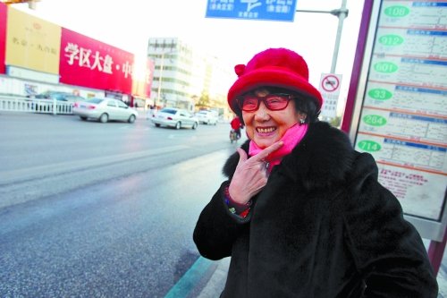 街头等公交时，吴胜明摆出年轻人拍照时的pose，逗乐了其他人。