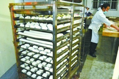 华中师大食堂的师傅们每天凌晨为师生们赶制“爱心馒头” 照片来源 华中师大官方网站