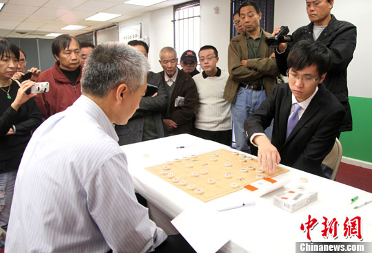 中国象棋特级大师休斯敦表演盲棋对弈技惊四座