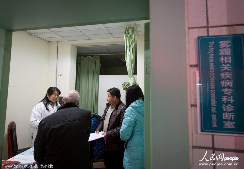 12月17日，“雾霾门诊”在成都市第七医院挂牌成立，一周内接诊100多人。谭曦/CFP