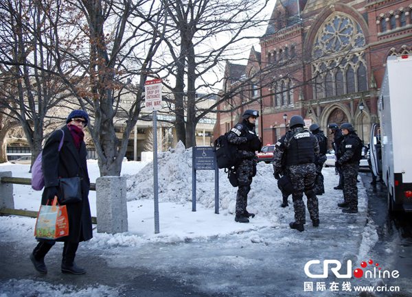 图为特警在哈佛大学的大楼外.