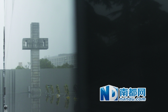 侵华日军南京大屠杀遇难同胞纪念馆，黑色的大理石上映出纪念碑，上面铭刻着：1937年12月13日。 南都记者 高龙 摄