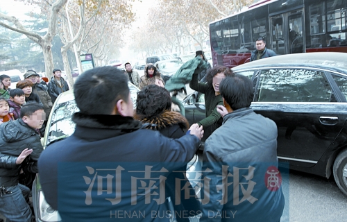 两名女子厮打在一起,民警上前劝架