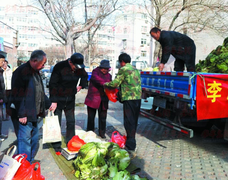 城管请菜农进社区卖白菜(图)