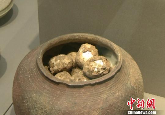 在一个褐色陶罐里,装满了距今约2800年的"西周鸡蛋.