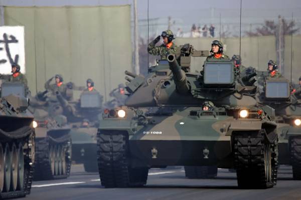 资料图:日本74式主战坦克通过检阅主席台.
