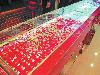 19岁小伙模仿电影情节抢金店 不到半小时就被抓