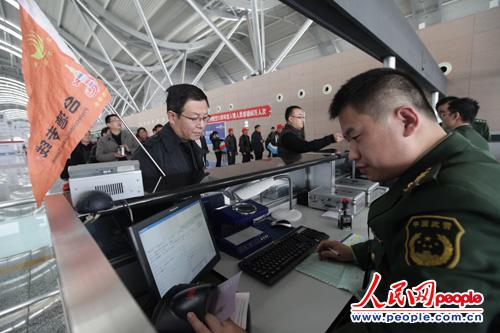 河南郑州边检站出入境人数首次突破60万人次