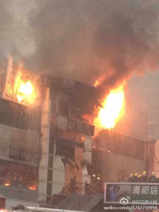 咸阳市中心百货大楼发生火灾 十余辆消防车现
