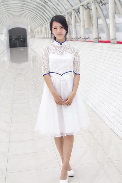 最近,浙江大学礼仪队一张照片在微博上转得很火,10位女生穿着白色镶蓝