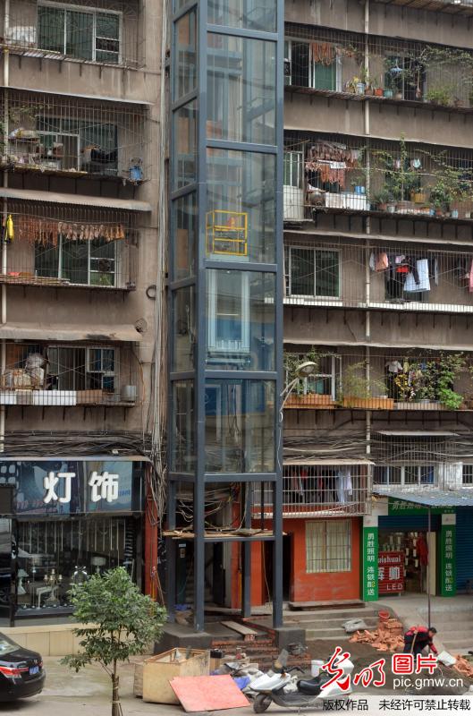 小区12户业主自筹45万元人民币,为一栋12层楼高的住宅安装了观光电梯