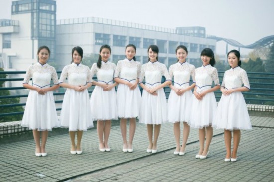 浙江大学礼仪队美女走红 白裙飘飘吸人眼球(图)