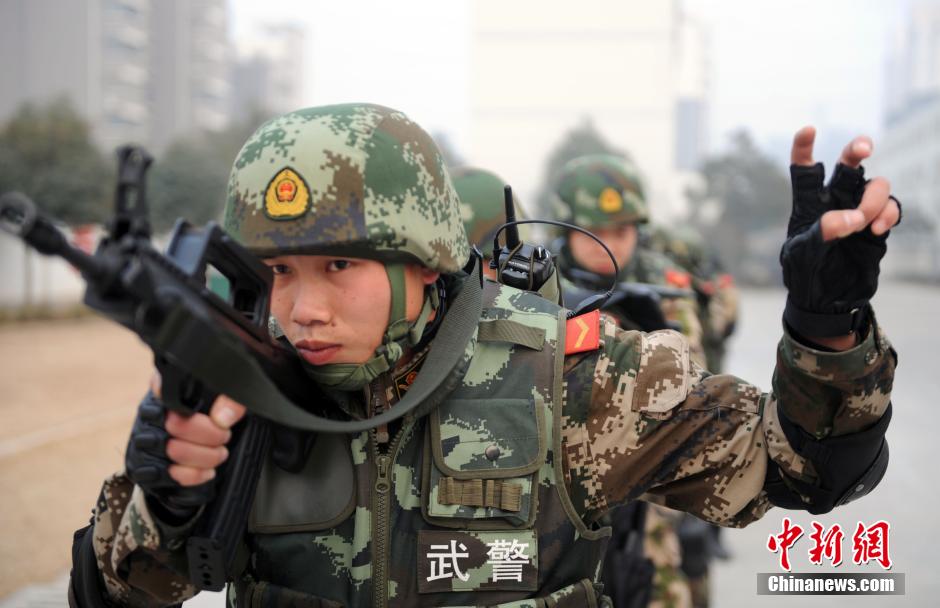 安徽亳州公安武警联合举行反恐演练 提高配合力(组图)