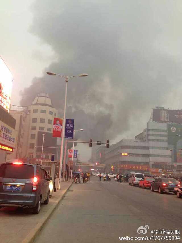 陕西咸阳一百货大楼发生火灾 火势猛烈(组图)|