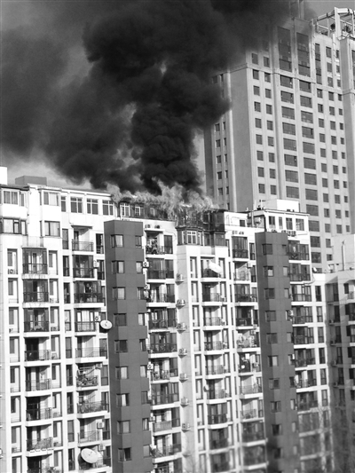 昨日13时许，慧谷阳光小区望京东园206号楼楼顶，一处自建彩钢板建筑起火。/网友Jonas_C 摄