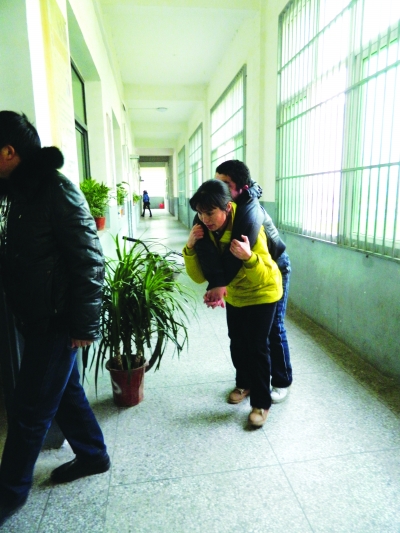 母亲每天背杨敖到教室上学。
