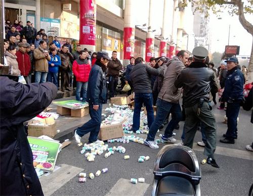 杭州:摊贩发飙殴打城管 一人被打出血(组图)