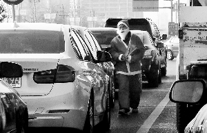 昨天，在丽泽路机动车道上，一名身穿圣诞老人服装的男子在向来往的机动车分发着楼盘广告。虽然这种发小广告的方式很讨巧，但不论对“圣诞老人”还是对司机都隐藏着巨大的安全隐患。