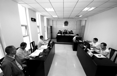 6月3日，山东省首起异地审理的行政诉讼案件在枣庄市市中区人民法院开庭。新华社发