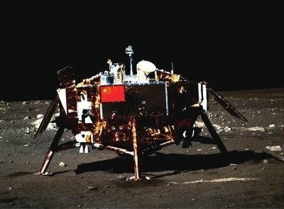 嫦娥三号着陆器及器载五星红旗,该图是由月球车上全景相机拍摄。国防科工局供图