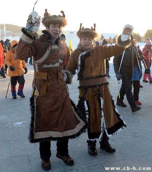 参加北极村徒步大会的鄂伦春族人