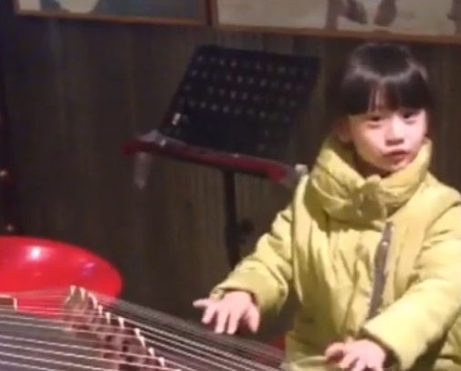田亮晒森碟弹古筝照:"女汉子"也有古典美(组图)