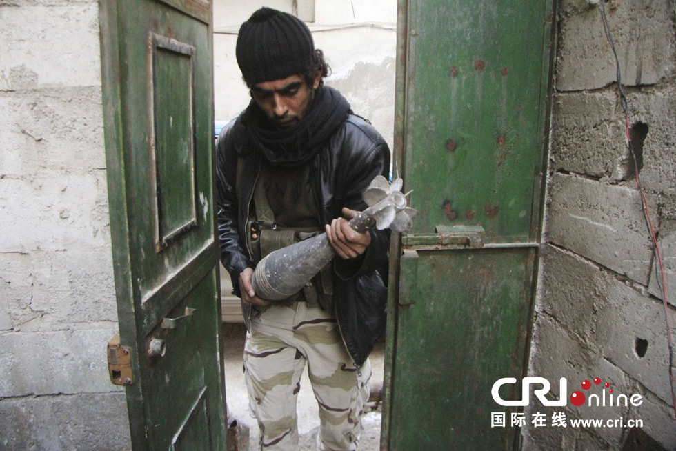 叙利亚自由军士兵手工制作迫击弹(高清组图)