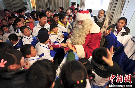 12月23日，“聖誕老人”向盲聾啞孩子送聖誕禮物。 中新社發張勇攝