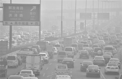 昨日天津市黑牛城道上的汽车。12月22日晚7时，天津市环保部门发布预警提示22日―25日天津将出现重污染天气，并发布级（黄色）重污染天气预警。新华社记者 岳月伟 摄