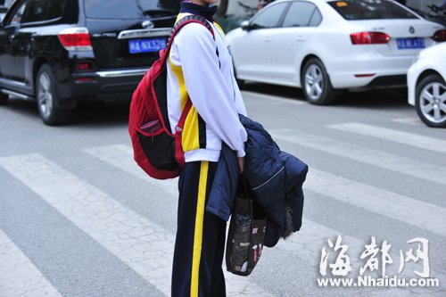 天气寒冷,不少市民纷纷穿起厚厚的外套,但部分福州十九中的家长却为