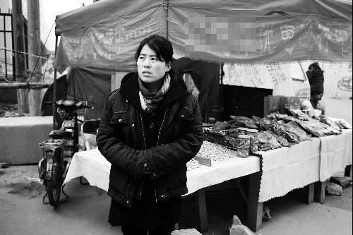 常冬梅经常走到摊前，询问路人要不要买点 河南商报记者 邱晓峰/摄