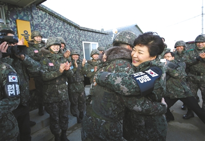 朴槿惠首次视察部队 与普通士兵拥抱(图)