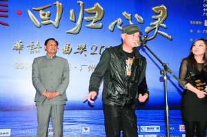 邓伟标昨日到场领奖。
