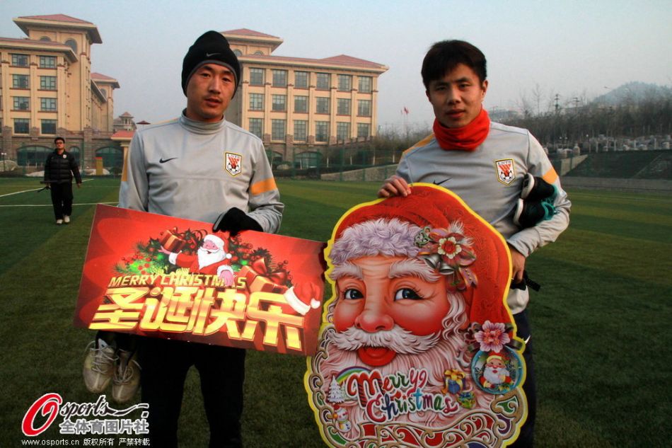 组图:鲁能球员祝球迷圣诞快乐 杨旭耿晓峰蠢帅