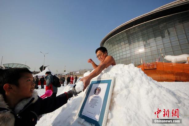 【组图】"世界冰王"赤膊亮相天津 雪中展耐寒绝技(组图)