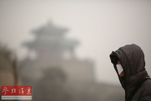 12月24日，游人从河北省邯郸市被雾霾笼罩的武灵丛台附近走过。新华社发张鹏 摄