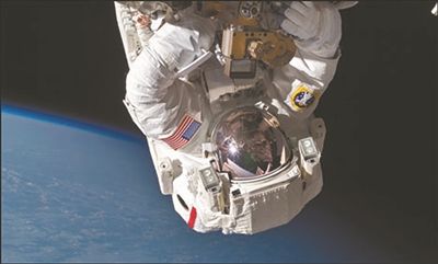 美两名宇航员平安夜太空行走 成功修复空间站