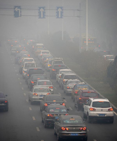    10月21日，市民在哈尔滨市街头前行。自10月20日起，哈尔滨市出现雾霾天气，市区能见度不足50米。目前，因天气原因导致部分公交线路暂时停运，多条高速公路封闭。 新华社记者王凯 摄