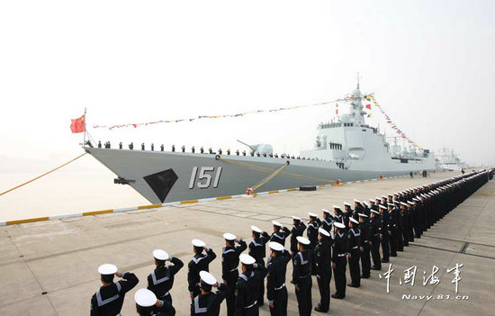 原文配图：新入列东海舰队的中华神盾舰郑州舰举行升旗仪式。