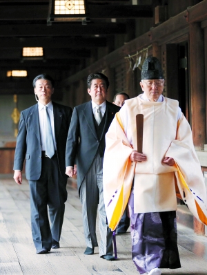 12月26日,在日本东京,日本首相安倍晋三(中)参拜靖国神社.新华社发